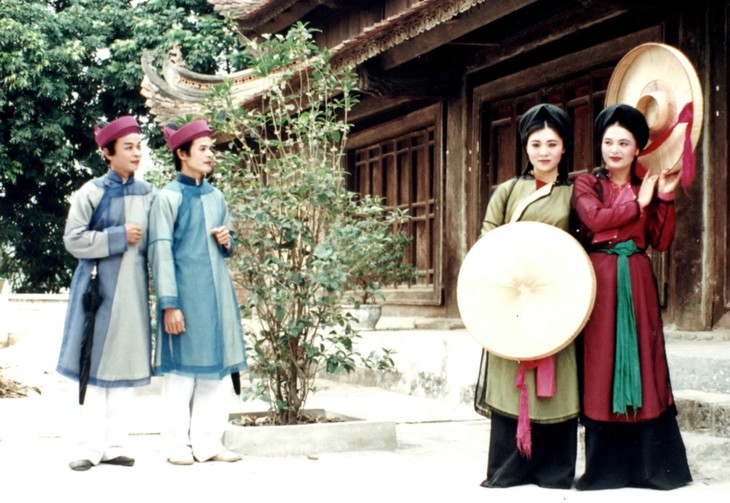 Traditional clothes of Viet women  - ảnh 1